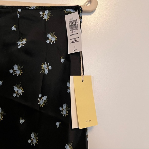 Aritzia Wilfred
Ambience Silk Skirt
Size 2 - Picture 2 of 9